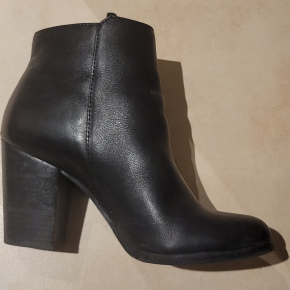 Black leather Aldo heel bootie with gold hardware - Picture 3 of 4